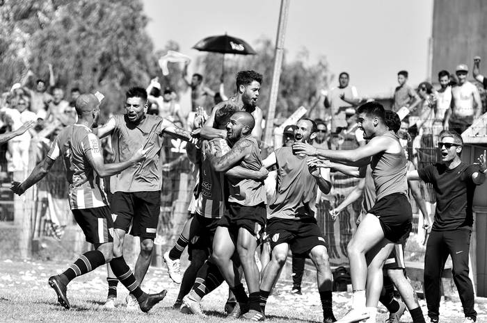 Jugadores de Villa Teresa festejan un gol a Cerrito, ayer, en el Parque Maracaná. Foto: Federico Gutiérrez