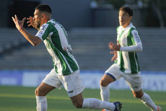 Anyelo Rodríguez, tras convertir el segundo gol de Racing a Rampla Juniors, en el estadio Charrúa.  · Foto: .