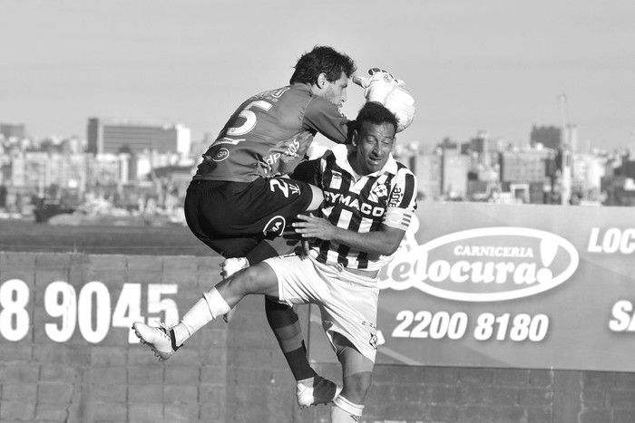 Rodrigo Odriozola, de Rampla Juniors, y Sergio Blanco, de Montevideo Wanderers, ayer,
en el estadio Olímpico. Foto: Federico Gutiérrez
