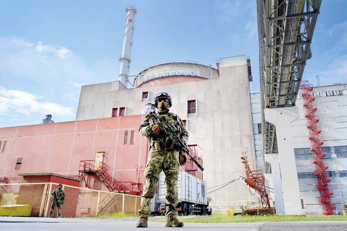 Guardia militar rusa en el segundo reactor de la central nuclear de Zaporizhzhia en Energodar, Ucrania. · Foto: Andrey Borodulin, AFP