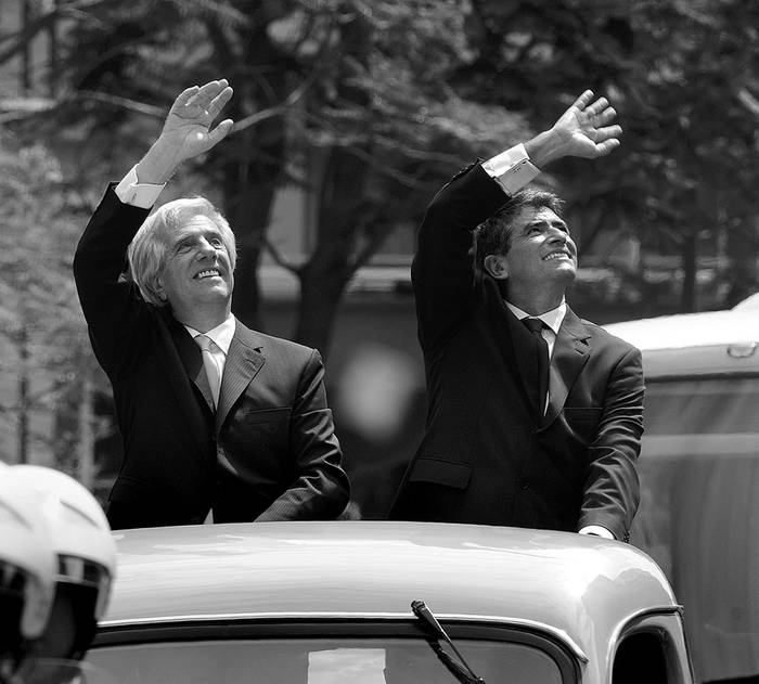 Tabaré Vázquez y Raúl Sendic saludan al público en Avenida del Libertador. Foto: Sandro Pereyra