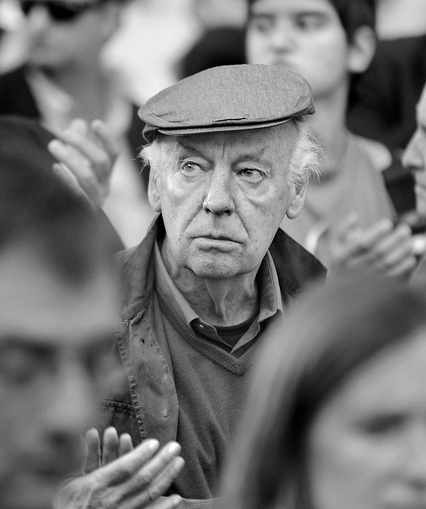 Eduardo Galeano en una movilización por los derechos humanos en la plaza Cagancha. Foto: Santiago Mazzarovich (archivo, febrero de 2013)