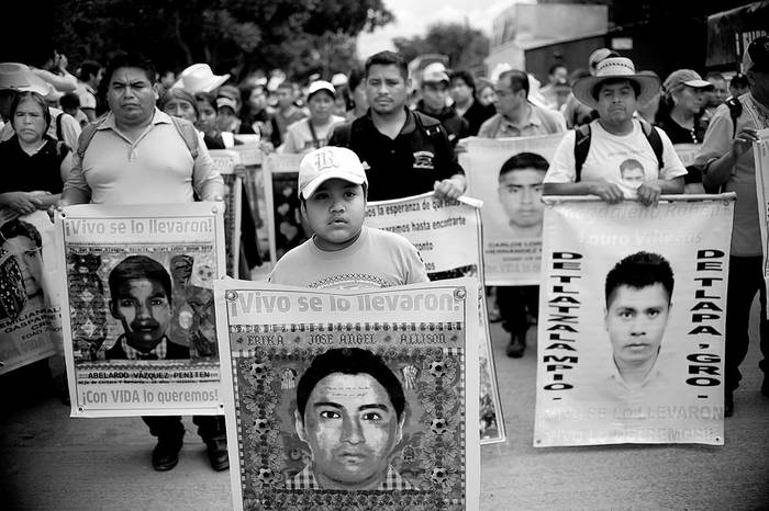 Manifestación por los 43 estudiantes de Ayotzinapa, en Iguala, estado de Guerrero, México. • Foto: Ronaldo Schemidt, Afp.