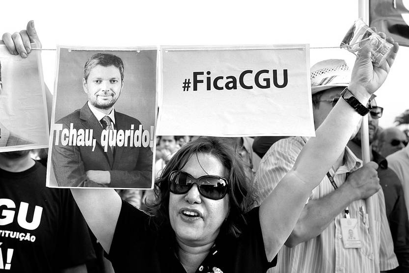 Manifestantes piden la destitución del ministro de Transparencia, Vigilancia y Control, Fabiano Silveira, ayer, frente al Palacio de Planalto, en Brasilia. Foto: Valter Campanato, Agência Brasil