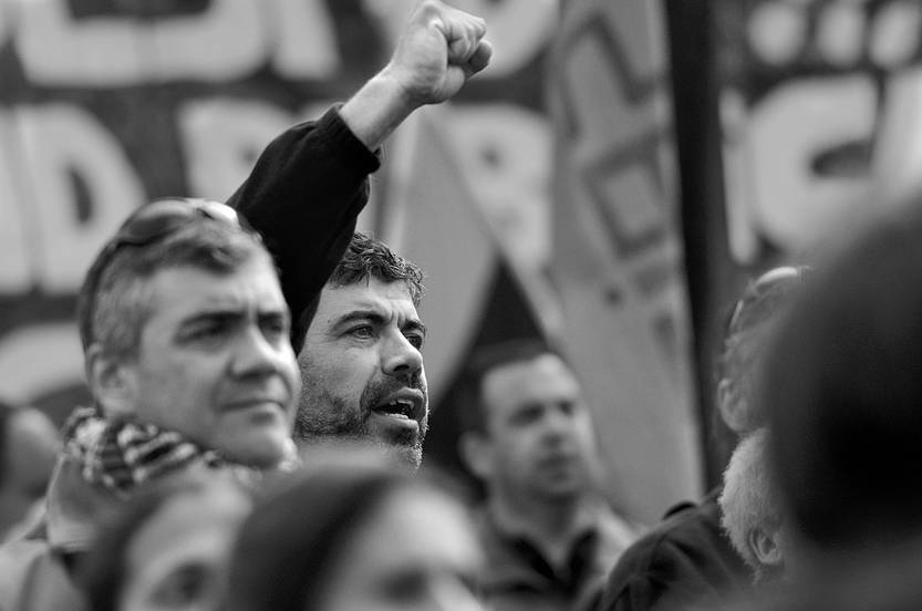 Óscar Andrade participa en la movilización de trabajadores, ayer, frente al Ministerio de Economía y Finanzas. Foto: Pablo Vignali