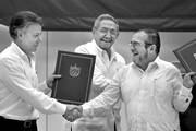 El presidente colombiano Juan Manuel Santos, el cubano Raúl Castro y el jefe de las FARC Rodrigo Londoño, alias Timochenko, durante la firma del acuerdo de paz, ayer, en La Habana. Foto: Adalberto Roque, Afp