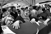 Entierro de víctimas del intento de golpe de Estado, ayer, en Estambul, Turquía. Foto: Aris Messinis, Afp