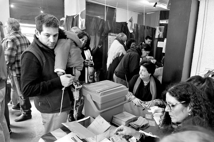 Votación en las elecciones internas del Frante Amplio, ayer en el comité de base Parque Rodó – Ángel Yoldi. Foto: Federico Gutiérrez