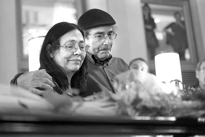 Lourdes Villafana, viuda de Daniel Viglietti, y el músico Mauricio Ubal, ayer, en el Teatro Solís. Foto: Pablo Vignali
