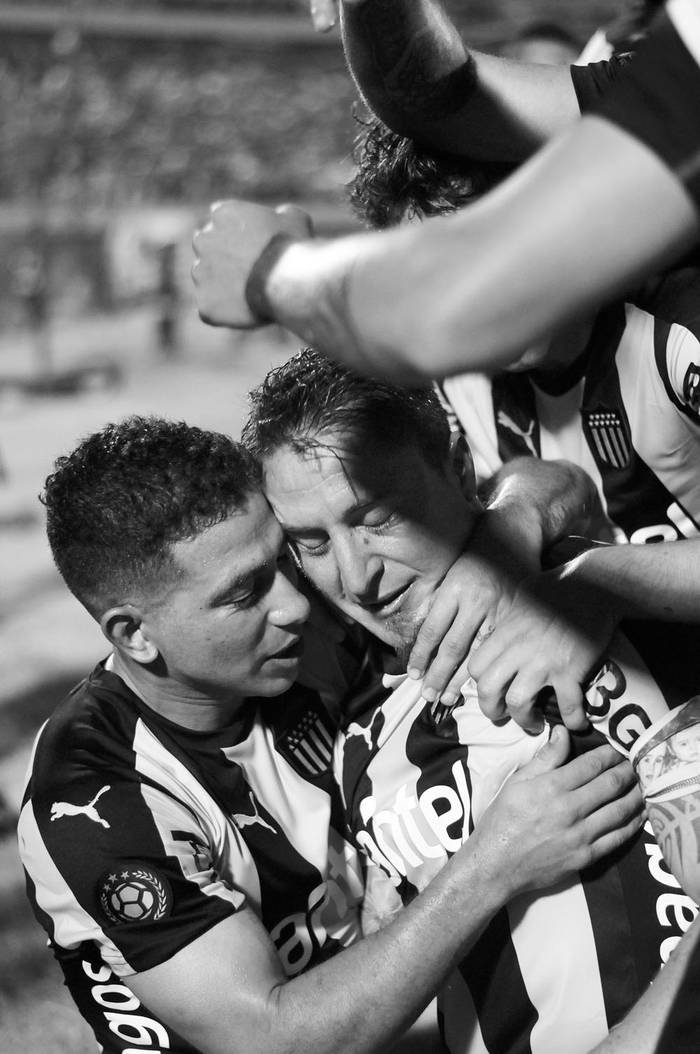 Walter Gargano y Cristian Rodríguez luego de Peñarol, ayer en el estadio Centenario. Foto: Sandro Pereyra