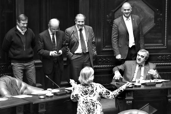 Guillermo Besozzi, Javier García, Jorge Saravia, Jorge Larrañaga y Daniela Payssé,
ayer, en la Cámara de Senadores. Foto: Santiago Mazzarovich