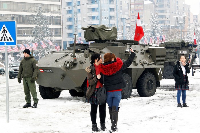 Despliegue de las Fuerzas de Seguridad de Kosovo, integrantes de la fuerza internacional de paz liderada por la OTAN, que reforzó su presencia en la norteña ciudad de Mitrovica, en Kosovo, tras la decisión del parlamento kosovar de transformar las fuerzas de seguridad en un ejército propio.  · Foto: Sasa Dordevic