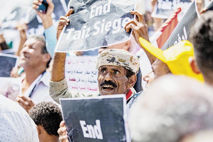 Manifestación por el “fin del asedio de Taez” exigiendo el fin del bloqueo impuesto por los rebeldes huzíes de Yemen el 25 de mayo. · Foto: Ahmad Al-Basha, AFP