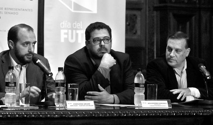 Fernando Amado, Alejandro Sánchez y Carlos Varela, durante la actividad “A 30 años, más democracia”, ayer, en el Palacio Legislativo. Foto: Federico Gutiérrez