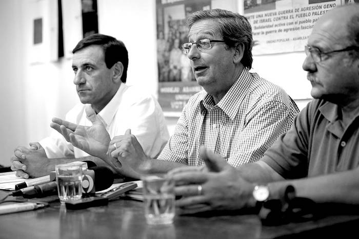 Gustavo López, Eduardo Rubio y Ricardo Cohen, ayer, en el local de Asamblea Popular. Foto: Pablo Nogueira