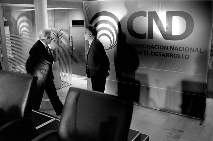 Danilo Astori y Fernando Calloia, ayer, en la Corporación Nacional para el Desarrollo, durante el acto de asunción de las nuevas autoridades. Foto: Pablo Vignali