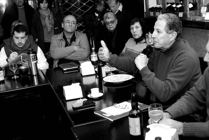 Roberto Conde (d), en la charla “La crisis del capitalismo: una mirada desde la izquierda”, organizada por el grupo MAS FA, el jueves, en el bar Aquí y Ahora. Foto: Pablo Vignali