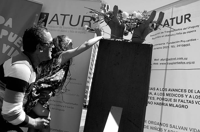 Trasplantados y familiares depositan flores en el monumento al Donante Solidario, en el marco del Día Nacional de Donación y Trasplante de Órganos y Tejidos, ayer, frente al hospital Pereira Rossell. Foto: Pablo Vignali