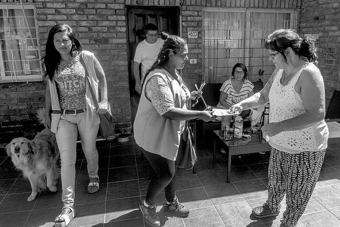 Funcionarios de la Intendencia de Montevideo entregan información sobre el dengue en Malvín Norte.
Foto: Nico Correa, Intendencia de Montevideo