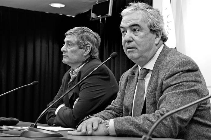 Guillermo Besozzi y Luis Alberto Heber en rueda de prensa luego de la reunión con Tabaré Vázquez, ayer, en la Torre Ejecutiva. Foto: Presidencia s/d de Autor