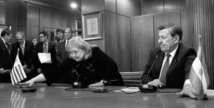 Susana Malcorra, canciller argentina, y Rodolfo Nin Novoa, ministro de Relaciones
Exteriores uruguayo, ayer, en la cancillería. Foto: Pablo Vignali