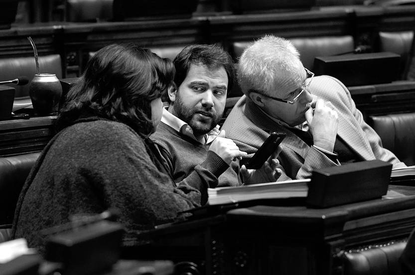 Gabriela Barreiro, Gonzalo Civila y Roberto Chiazzaro, del Frente Amplio, durante la sesión de ayer
en la Cámara de Diputados. Foto: Pablo Vignali