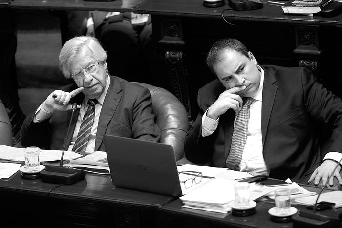 Danilo Astori y Pablo Ferreri, ayer, durante la interpelación en el Senado. Foto: Santiago Mazzarovich