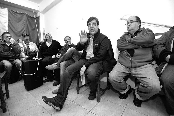 Javier Miranda durante un encuentro con Redes Frenteamplistas, ayer, en el comité de base 26 de Julio. • Foto: Federico Gutiérrez
