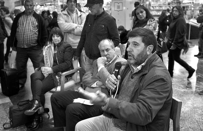 Teresa Aishembreg, Ernesto Murro y Fernando Pereira, ayer, en la Feria del Libro. Foto: Federico Gutiérrez