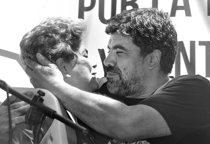 Dilma Rousseff y Óscar Andrade, el viernes en el acto de la Plaza Cagancha. Foto: Federico Gutiérrez