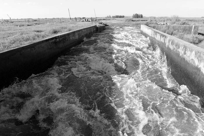 Salida de agua de la represa de India Muerta hacia los canales este y oeste, en Rocha. Foto: Sandro Pereyra (archivo, enero de 2017)