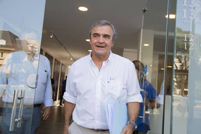Jorge Larrañaga se retira de la sede de Todos. · Foto: .