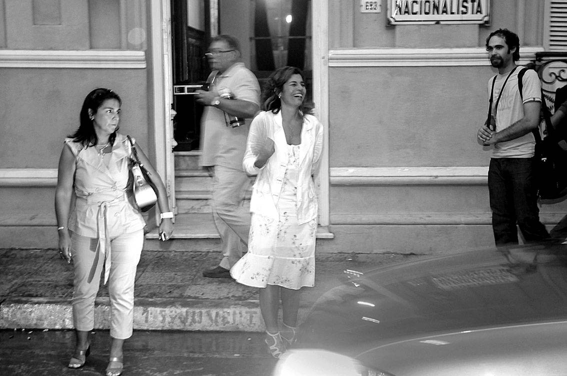 Sandra Etcheverry y la candidata a intendenta por el Partido Nacional en Lavalleja, la diputada reelecta Adriana Peña, a la salida de la reunión de la Convención Departamental Nacionalista, el martes. 
