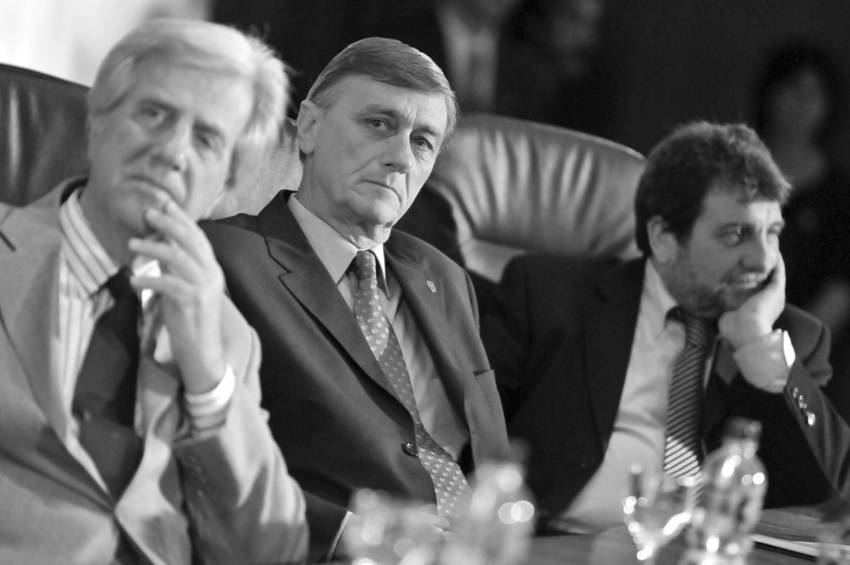 Tabaré Vázquez, Hermes Binner y Eduardo Fernández, durante el acto por los 100 años del Partido Socialista del Uruguay. (archivo, noviembre de 2010) 