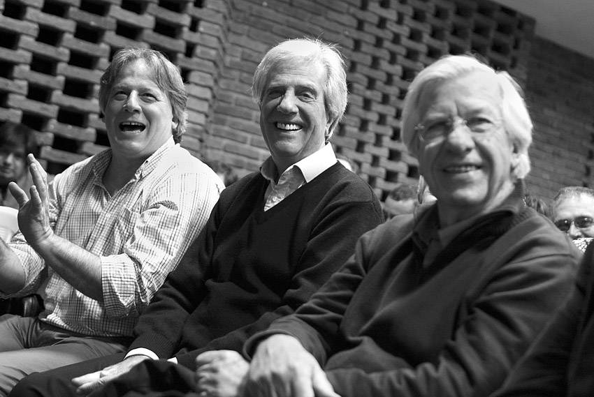 Fernando Lorenzo, Tabaré Vázquez y Danilo Astori, ayer, en el cierre del congreso de Nuevo Espacio. 