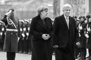 Tabaré Vázquez, presidente de Uruguay, y Angela Merkel, canciller alemana, pasan revista a la guardia de honor antes de la reunión en la cancillería, ayer, en Berlín. Foto: Odd Andersen, AFP