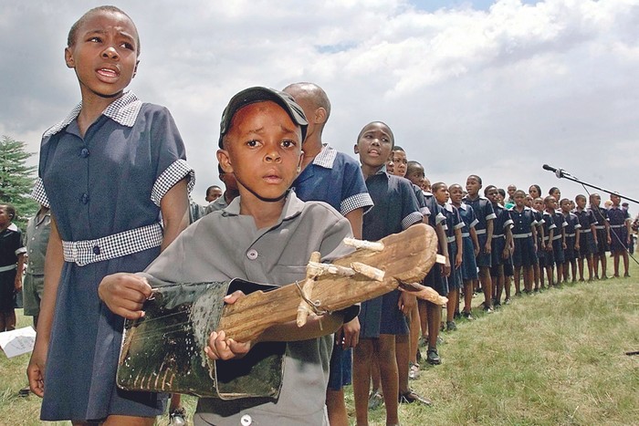Coro de niños y niñas durante una actuación para el rey Letsie III de Lesotho, el 19 de febrero de 2000, en la ciudad de Leribe. · Foto: Odd Andersen, AFP