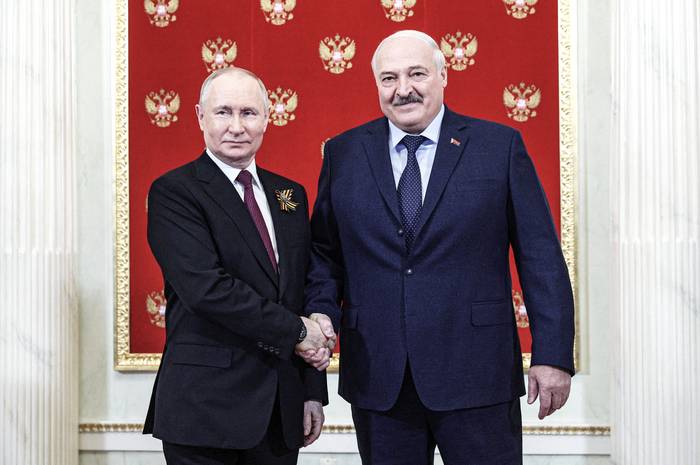 Vladimir Putin, y Alexander Lukashenko, el 9 de mayo, en el Kremlin, en Moscú. · Foto: Vladimir Smirnov, Sputnik/AFP