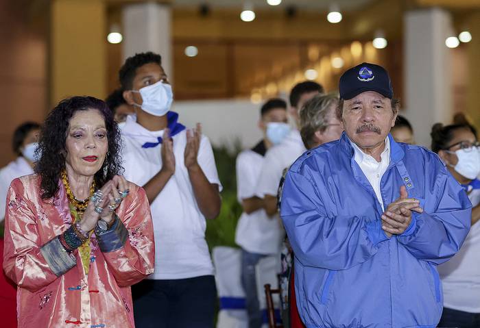 Daniel Ortega y su esposa Rosario Murillo (archivo, noviembre de 2021). · Foto: César Pérez, Presidencia Nicaragüense, AFP