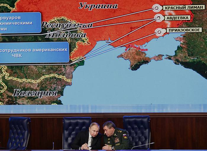 Vladimir Putin  junto al comandante de las Fuerzas Armadas Rusas Valery Gerasimov mostrando un mapa de Ucrania, el 21 de diciembre en Moscú. · Foto: Mikhail Klimentyev, Sputnik, AFP