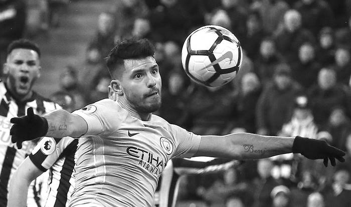 Sergio Agüero, de Manchester City, durante el partido con Newcastle, ayer, en Inglaterra. Foto: Lindsey Parnaby, AFP