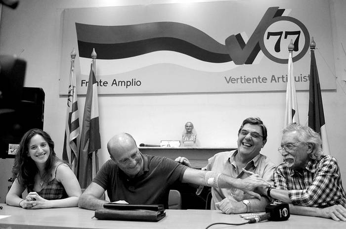 Maite López, Daniel Martínez, Daoiz Uriarte y Mariano Arana, ayer, en la sede de la Vertiente Artiguista. • Foto: Pablo Vignali
