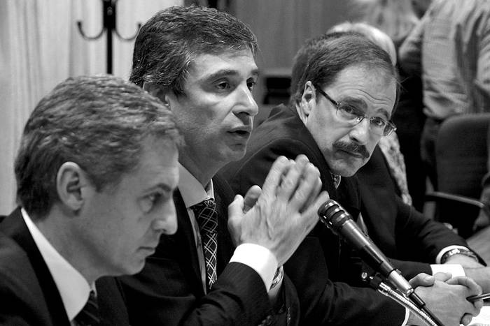 Álvaro García habla en la Comisión de Hacienda de la Cámara de Diputados, junto a Andrés Masoller y Martín Dibarboure, ayer,en el edificio anexo del Palacio Legislativo. Foto: Iván Franco