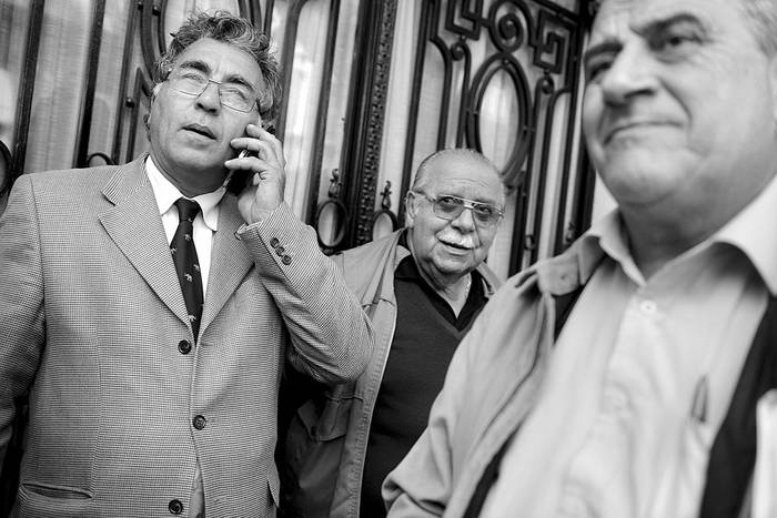 Darío Pérez, Víctor Semproni y Sergio Mier, ayer, al retirarse de la sede del Frente Amplio. Foto: Santiago Mazzarovich
