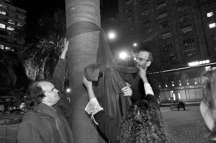 Militantes de Casa Grande participan en la iniciativa ciudadana “Atemos un moño azul en cada árbol”
por el 6% para la educación, anoche, en la Plaza del Entrevero. Foto: Federico Gutiérrez