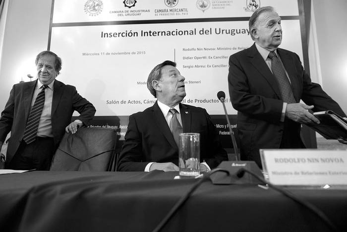 Sergio Abreu, Rodolfo Nin Novoa y Didier Opertti durante la conferencia “Inserción internacional del Uruguay”, ayer, en la Cámara Mercantil de Productos del País. Foto: Santiago Mazzarovich