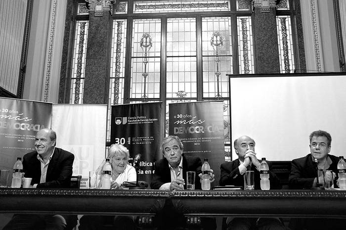 José Amorin Batlle, Lucía Topolansky, Luis Alberto Heber, Pablo Mieres y Gerardo Caetano, ayer, en el Palacio Legislativo. Foto: Mauricio Kühne