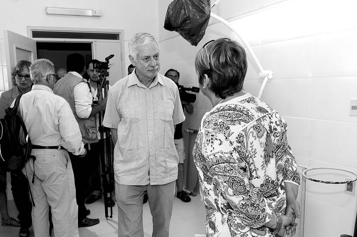 Jorge Basso, ministro de Salud Pública, ayer, durante una visita al Hospital de Artigas. Foto: Presidencia, s/d de Autor