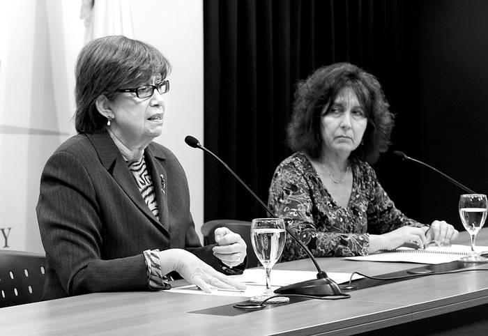 La ministra de Desarrollo Social, Marina Arismendi, y la directora de Inmujeres, Mariella Mazzotti, durante la rueda de prensa posterior al Consejo de Ministros, ayer, en la Torre Ejecutiva. Foto: Presidencia, s/d de Autor