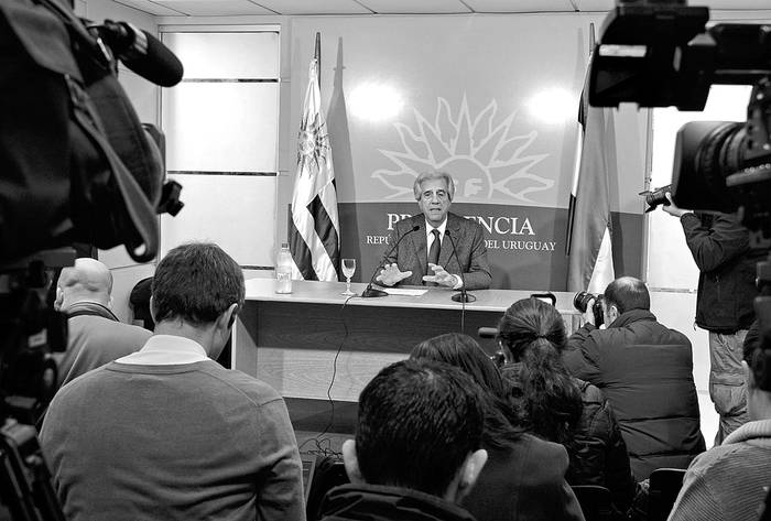 Tabaré Vázquez en una rueda de prensa sobre la construcción de la nueva planta de celulosa,
el viernes, en la Torre Ejecutiva. Foto: Walter Paciello, Presidencia
